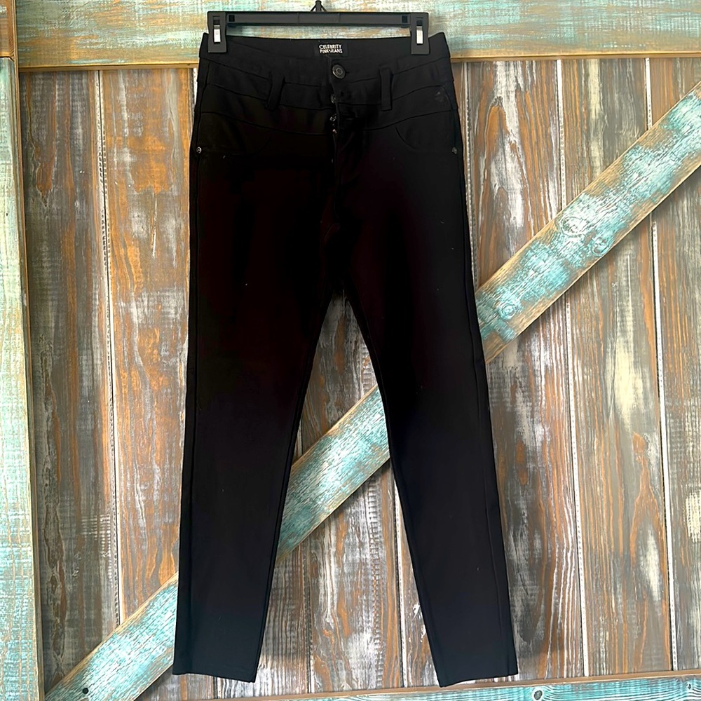 Perfect little black pants, light weight STRECH material. 🔥 plumps up the Butt